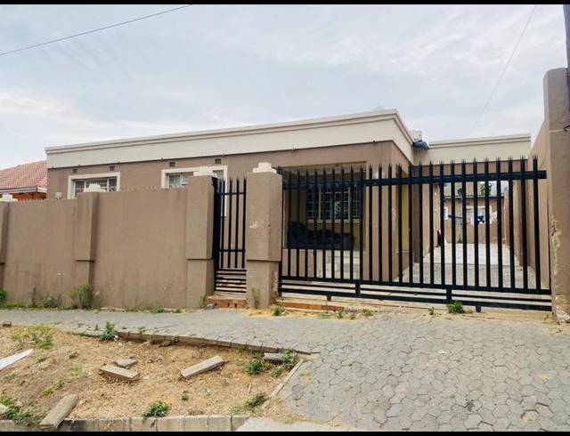 8 BEDROOM HOUSE FOR SALE IN ROSETTENVILLE